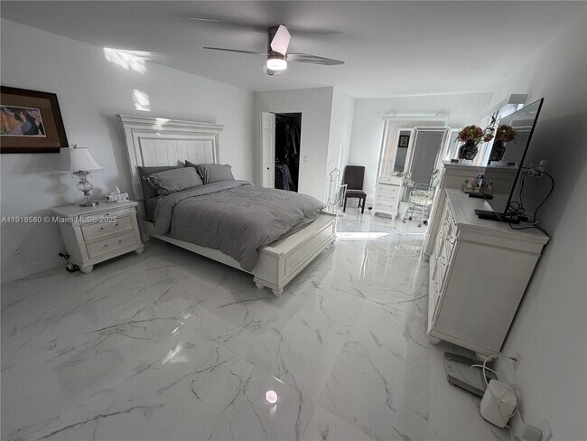 Building Photo - 7290 Kinghurst Dr