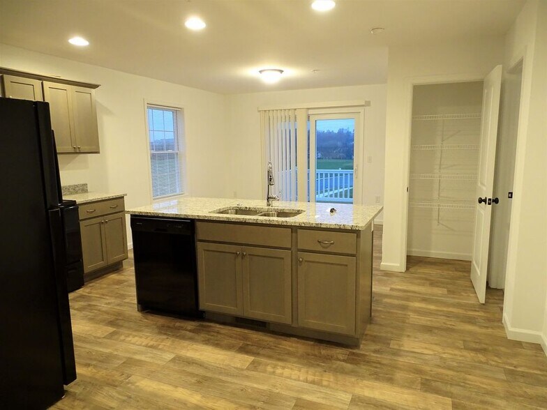 Building Photo - 2 Maize Cir