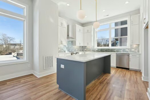 Building Photo - 107 E 9th St