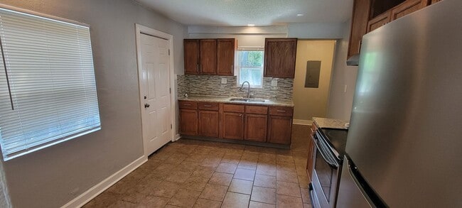 Building Photo - 2 bedrooms 1 bath renovated ready for move in