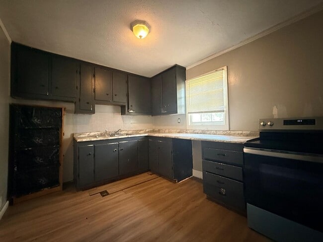 Building Photo - For Rent – 3 Bedroom / 1 Bathroom Home