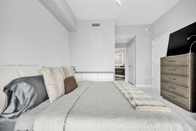 Building Photo - 851 NE 1st Ave