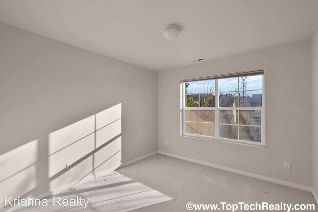 Building Photo - 4 br, 2.5 bath House - 15955 SW Towhee Ln