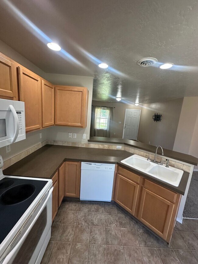 Building Photo - 3 bedroom 2 bath home in beautiful Meridian neighborhood!