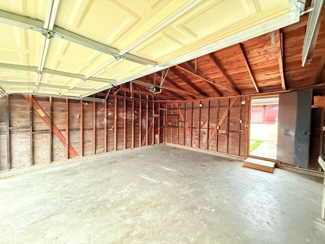 Building Photo - 401 N Lupine St