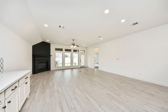 Building Photo - 2130 Coyote Run Dr