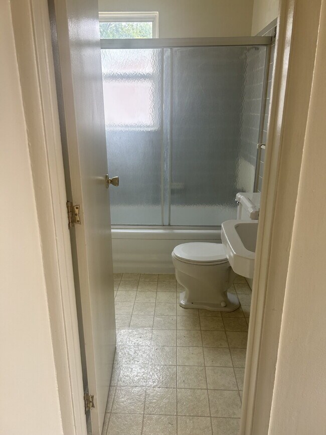 Building Photo - Available now! 2 bedroom, 1 bath apartment...