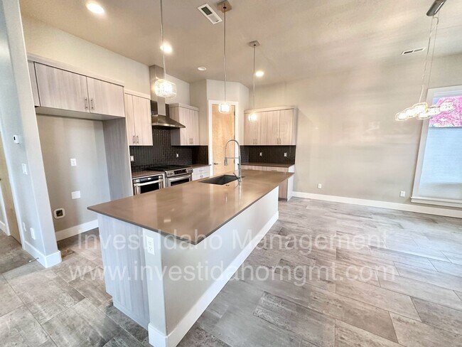 Building Photo - Rarely available in the most preferred River District! Available July 2026