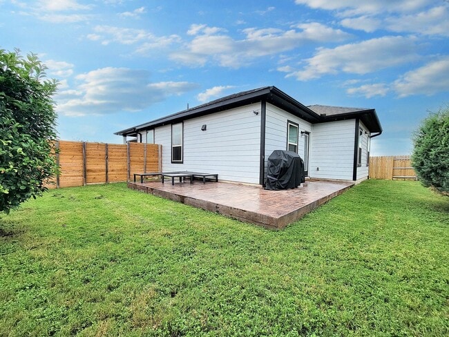 Building Photo - Comfortable One-Level 3BD/2BA with Natural...