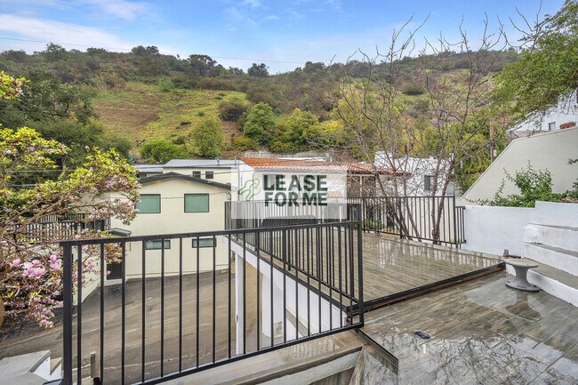 Building Photo - 9848 Portola Dr