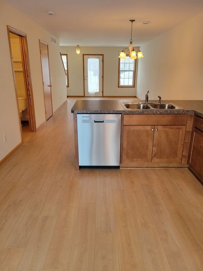 Building Photo - 2 Level Townhouse