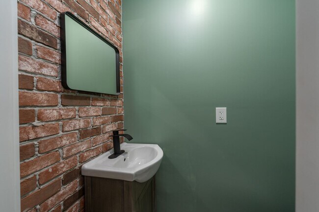 Building Photo - 1055 Parksley Ave