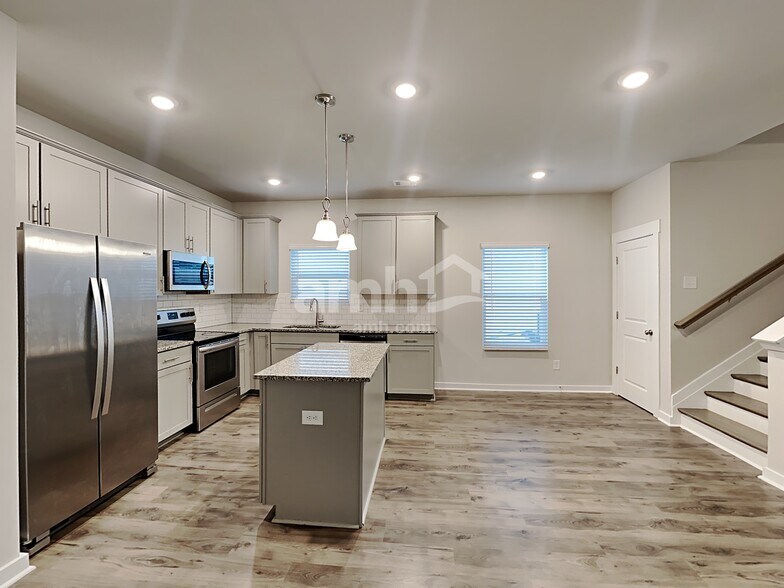 Building Photo - 468 Camp dr