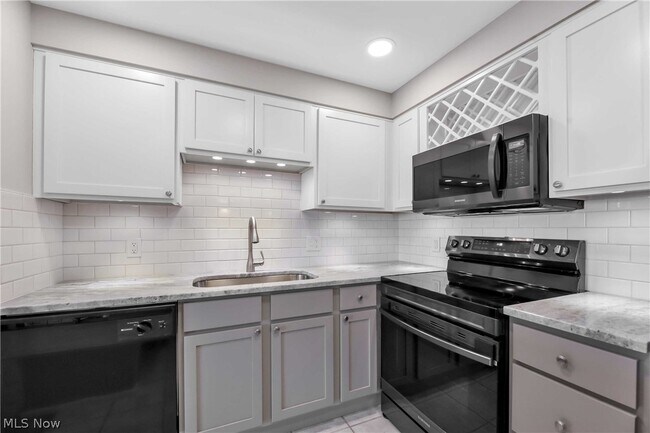 Building Photo - 12500 Edgewater Dr