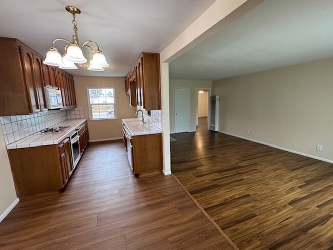 Building Photo - Beautiful 3 bedroom 2 bath HOME . . .  Clo...