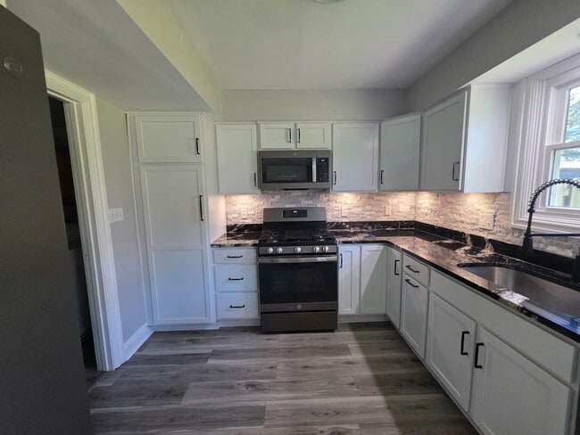 Building Photo - Spacious Town Home in Brighton Heights!