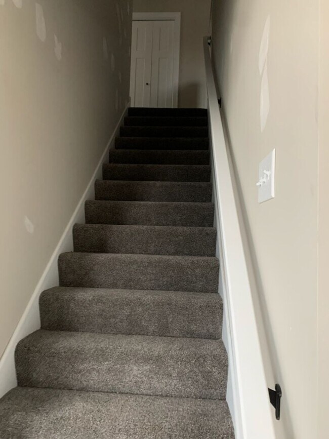 Building Photo - 3 Bedroom 1.5 Bath Townhome