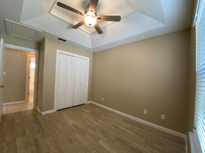 Building Photo - 1209 Swallow Ave