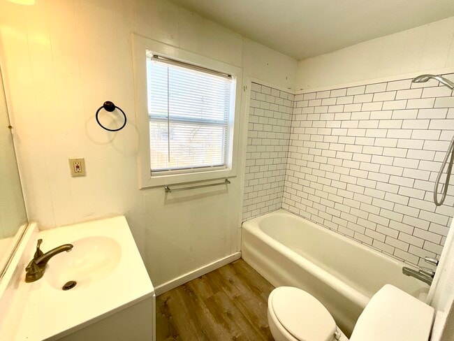 Building Photo - 2004 30th St