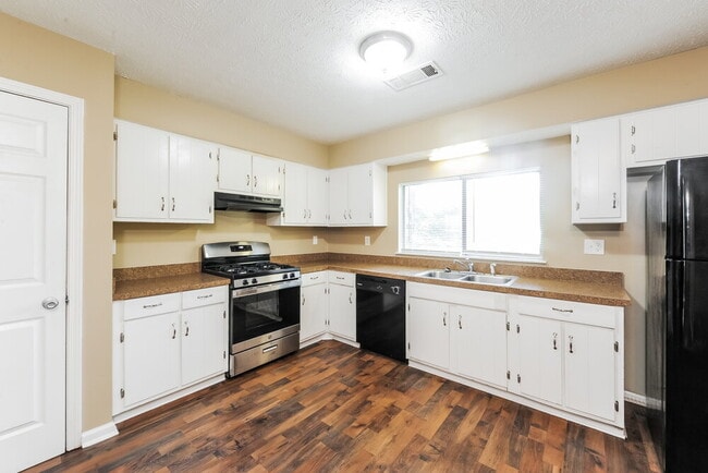 Building Photo - 3835 Scarsborough Dr SW