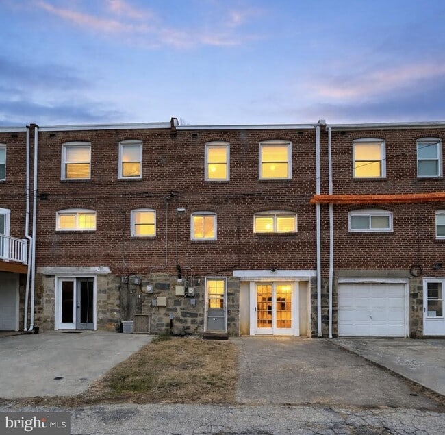 Building Photo - 119 E 11th Ave