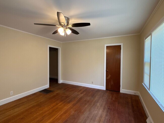 Building Photo - 3-bedroom, 1-bath Brick Home