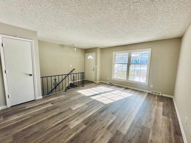 Building Photo - {1811} Updated duplex with great natural light and tons of space + Recently Renovated + Stainless...