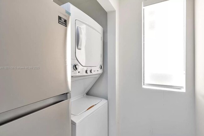 Building Photo - 829 SW 18th Ave