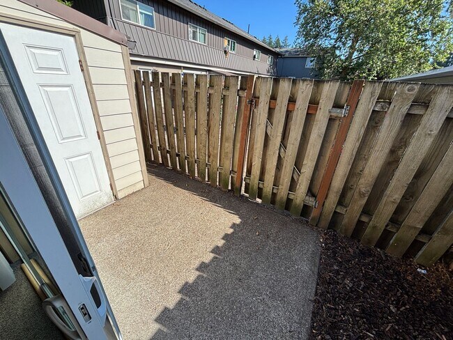 Building Photo - $1,000.00  OFF  1ST  FULL  MONTH'S  RENT   Pet-friendly Townhouse Near Parks and Downtown Newberg...