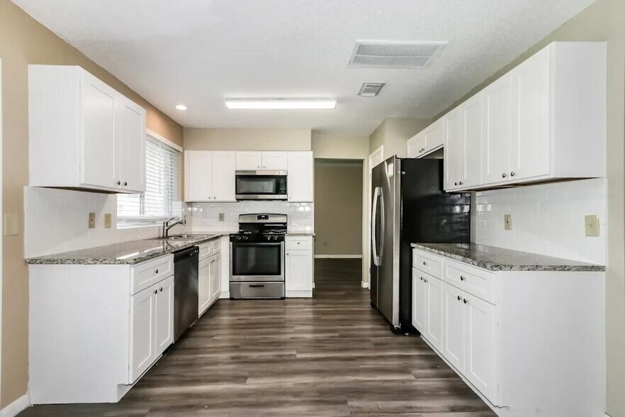 Building Photo - 16110 Sweetwater Creek Dr