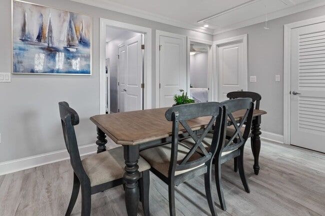 Building Photo - 204 E Primrose Rd