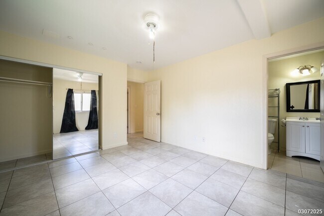 Building Photo - Ground Floor 2/2 Duplex in Wahiawa w/ Sola...