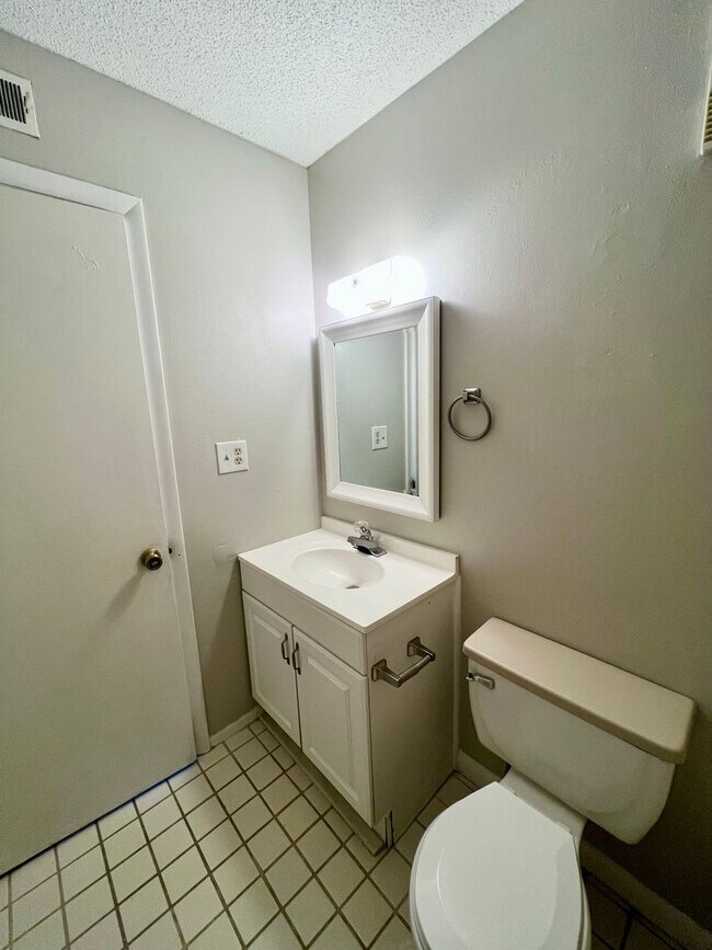 Building Photo - Available Summer 2026 2 BD / 1 BA Condo Walking Distance to FSU!