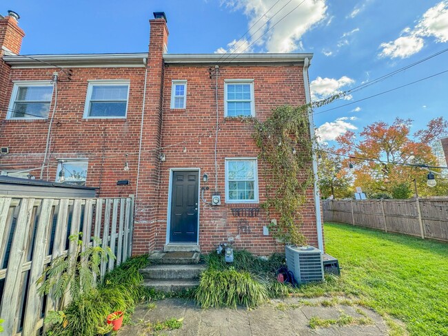 Building Photo - Gorgeous 3 Bed 1.5 Bath End-Unit Brick Tow...