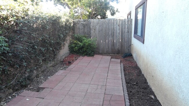 Building Photo - Clark 157-161