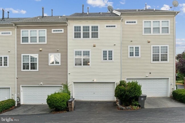 Building Photo - 909 Crestfield Dr