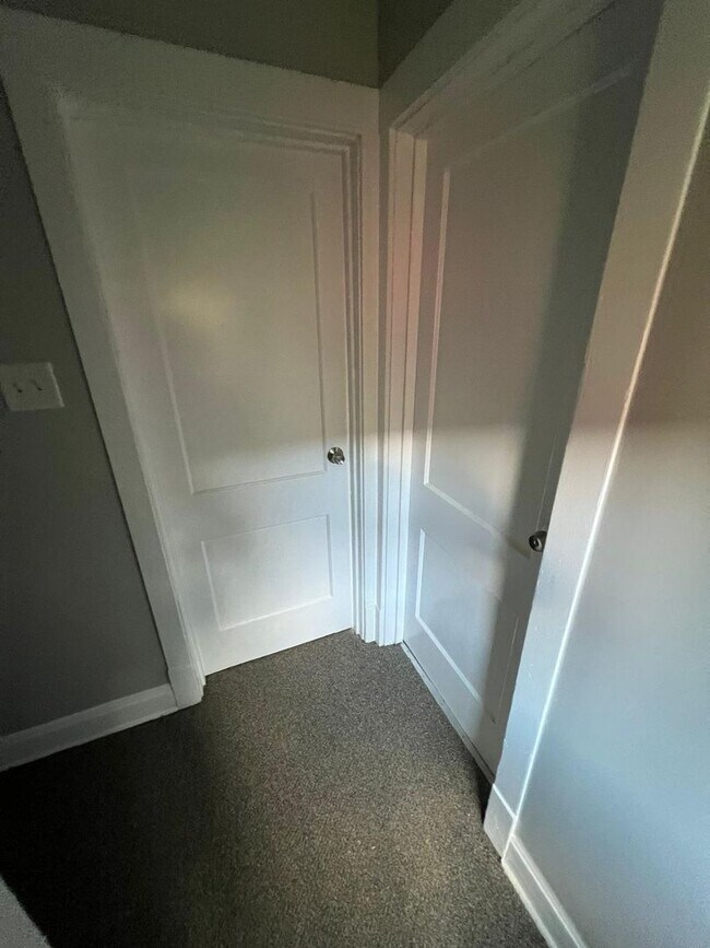 Building Photo - Custom updated rental! All new!