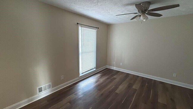 Building Photo - 5011 Meadow Ln