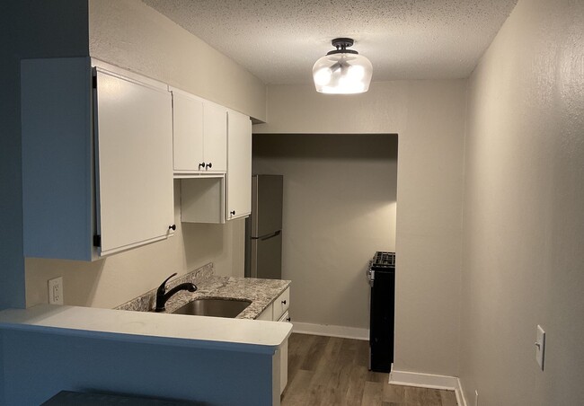 Building Photo - 1 Bedroom Unit with Garage Space - AVAILAB...