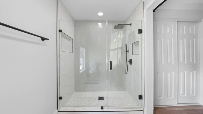 Building Photo - 720 1/2 West Woodlawn Avenue-SI ID1271939P