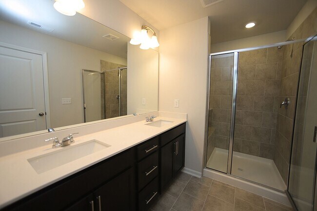Building Photo - Beautiful 3 Bed+Bonus+2 Car Garage Townhom...