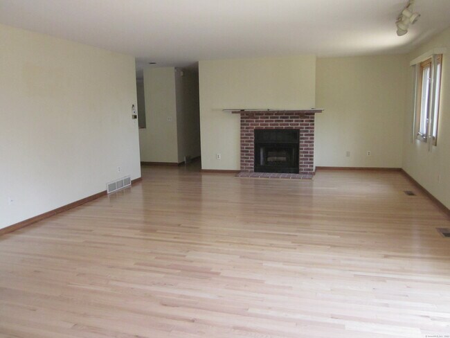 Building Photo - 690 Forest Rd