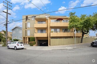 Building Photo - 528 Merritt Ave #305 - 1 bedroom / 1 bathroom