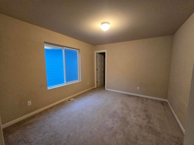 Building Photo - 4 Bedroom, 3 Bathroom House!