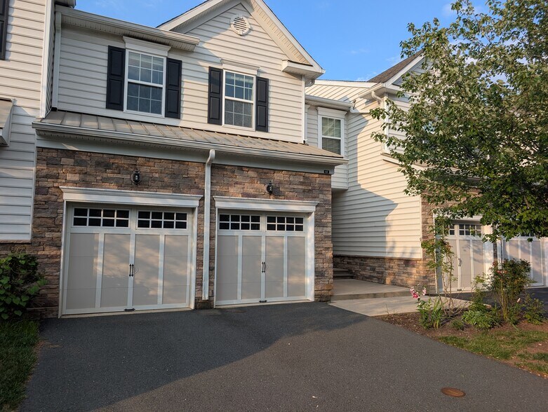 Primary Photo - 68 Autumn Ln