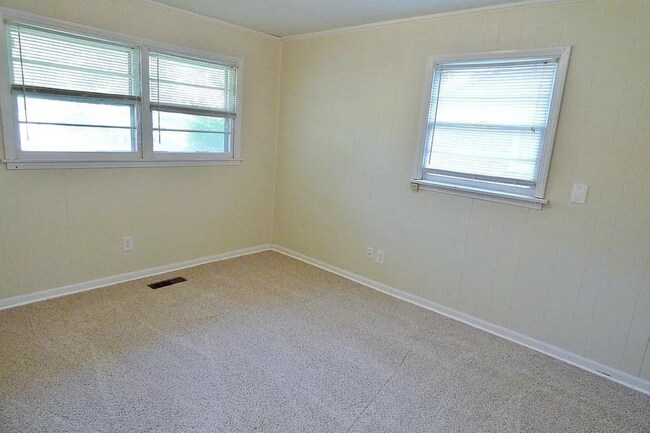 Building Photo - 1533 Hartford Rd