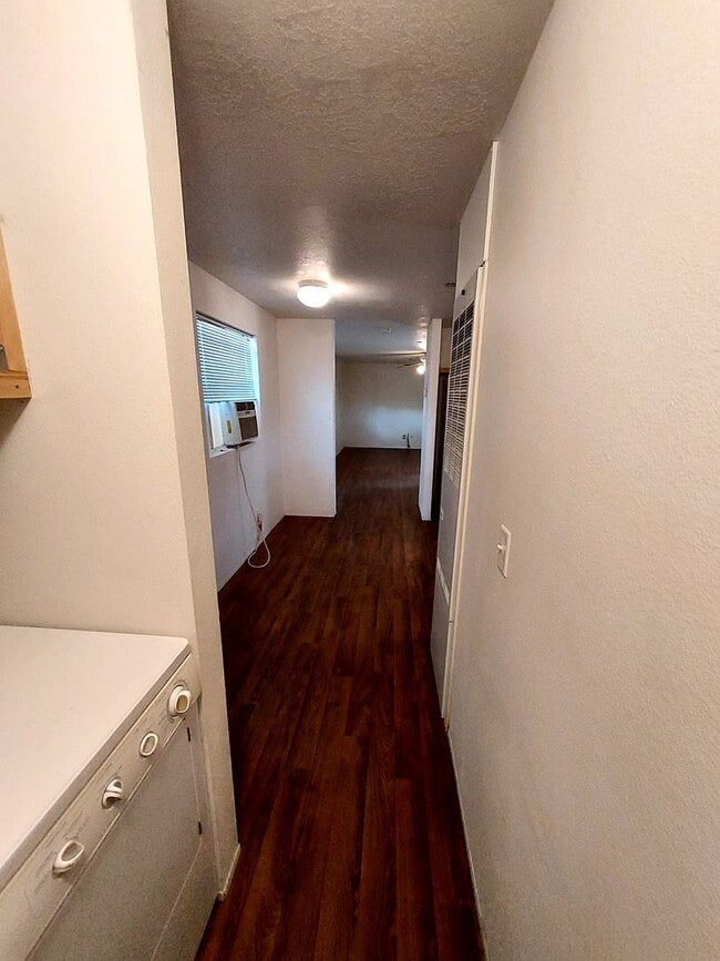 Building Photo - Small home in country setting