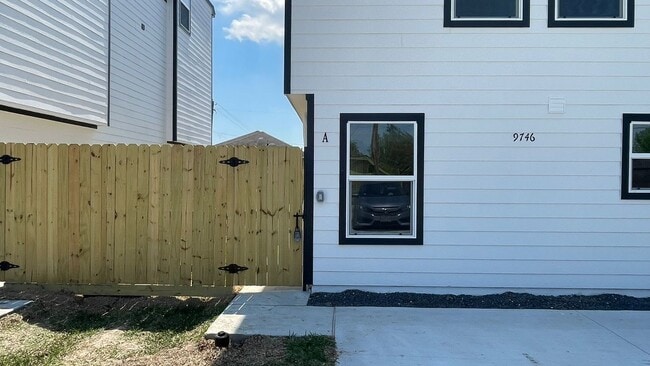 Building Photo - 9746 Garcroft St