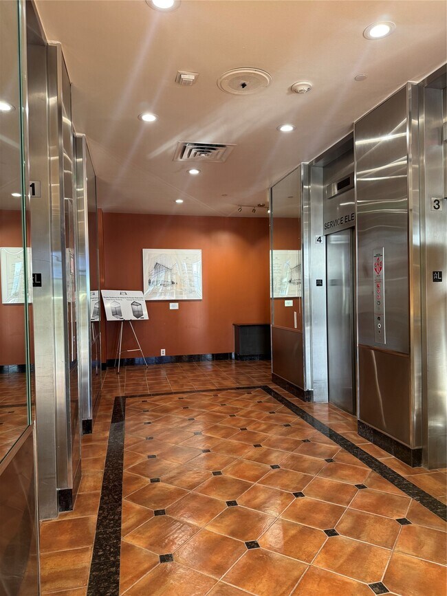 Building Photo - 2016 Main St