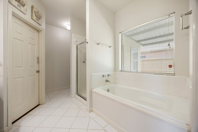 Building Photo - 10215 Hedge Way Dr
